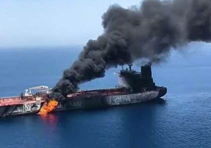 الحوثيون: استهدفنا سفينة نفطية بريطانية في البحر الأحمر