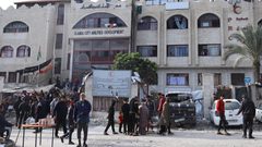 الهلال الأحمر: الاحتلال يقصف الطابق الثالث من مستشفى الأمل