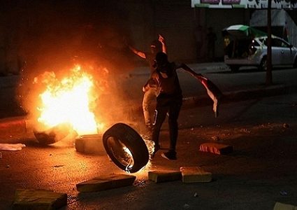 الاحتلال يعتقل شابا من مخيم شعفاط وسط اندلاع مواجهات