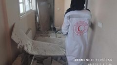 الهلال الأحمر: مدفعية الاحتلال تقصف الطابق الثالث من مستشفى الأمل في خانيونس.