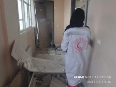الهلال الأحمر: مدفعية الاحتلال تقصف الطابق الثالث من مستشفى الأمل في خانيونس.