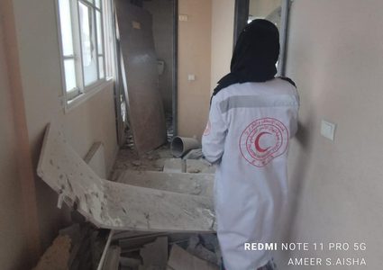 الهلال الأحمر: مدفعية الاحتلال تقصف الطابق الثالث من مستشفى الأمل في خانيونس.