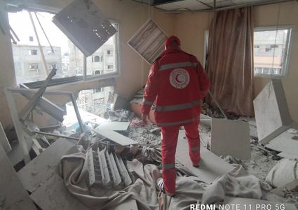 الهلال الأحمر: مدفعية الاحتلال تقصف الطابق الثالث من مستشفى الأمل في خانيونس.