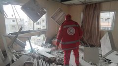 الهلال الأحمر: مدفعية الاحتلال تقصف الطابق الثالث من مستشفى الأمل في خانيونس.