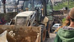 مستعمرون يسيّجون أراضي في بلدة سلوان تمهيدا للاستيلاء عليها