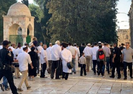 مستوطنون يقتحمون باحات المسجد الأقصى