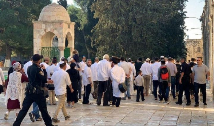 مستوطنون يقتحمون باحات المسجد الأقصى