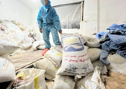 الأهالي ينقون الحبوب من مخلفات الدواب وأعلاف تسمين الدواجن واستخدامها في صناعة الخبز في ظل المجاعة التي تعيشها غزة وشمالها