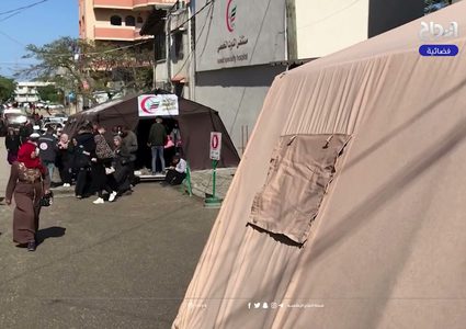 مستشفى في رفح يقاوم الازدحام بخيام لاستقبال المرضى