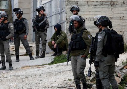 قوات الاحتلال تحتجز مواطنين شرق بيت لحم