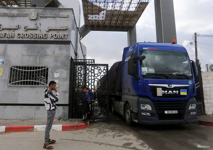 هيئة المعابر والحدود: عدد شاحنات المساعدات التي تدخل قطاع غزة تقلص بشكل كبير