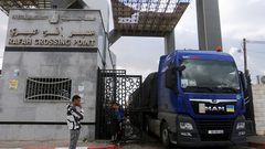 هيئة المعابر والحدود: عدد شاحنات المساعدات التي تدخل قطاع غزة تقلص بشكل كبير