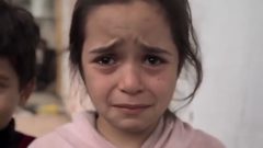 الطفلة مريم تناشد الإنسانية ومقهورة من خبز "علف الحيوانات"