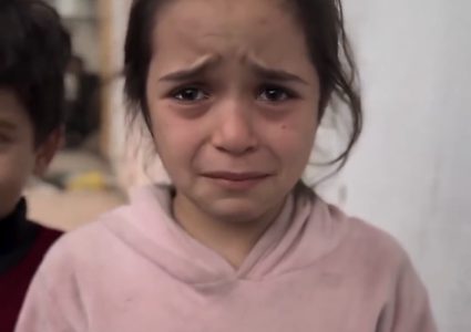 الطفلة مريم تناشد الإنسانية ومقهورة من خبز "علف الحيوانات"