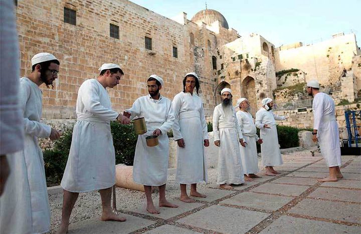 مستوطنون يؤدون طقوسا تلمودية قرب سور القدس والاحتلال يعتقل شابا من مخيم شعفاط