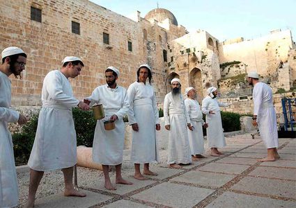 مستوطنون يؤدون طقوسا تلمودية قرب سور القدس والاحتلال يعتقل شابا من مخيم شعفاط