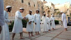 مستوطنون يؤدون طقوسا تلمودية قرب سور القدس والاحتلال يعتقل شابا من مخيم شعفاط