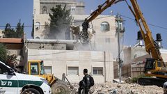 الاحتلال يجبر مقدسيا على هدم بنايته السكنية ذاتيا في سلوان ويخطر بهدم منازل أخرى