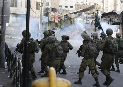 إصابة طالبات بالاختناق خلال اقتحام الاحتلال مجمع مدارس الخضر