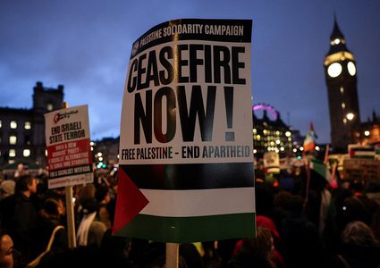 المئات يتظاهرون أمام البرلمان البريطاني للمطالبة بوقف الحرب على غزة