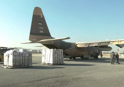 الأردن وبريطانيا تعلنان إنزال شحنة مساعدات إنسانية إلى مستشفى بشمال غزة
