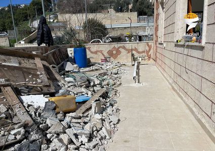 سلطات الاحتلال تجبر عائلة شويكي على هدم منزلها قسراً في بلدة سلوان بالقدس