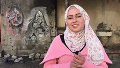 شابة فلسطينية نازحة ترسم أحزان غزة بفحم المواقد على جدران متصدعة