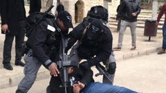 الاحتلال يعتدي على المصلين عند باب الأسباط ويعتقل امرأة وشابا