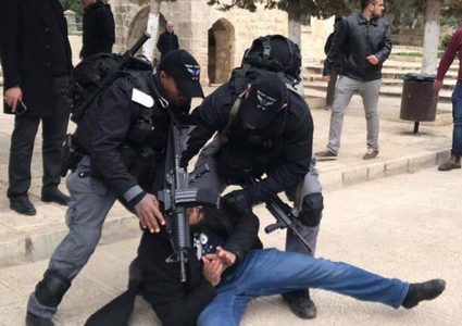 الاحتلال يعتدي على المصلين عند باب الأسباط ويعتقل امرأة وشابا