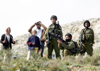 مستعمرون يطلقون النار صوب المواطنين في الخليل