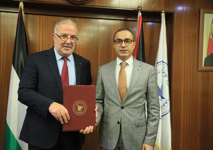 منح جامعة النجاح الوطنية رخصة مركز صيانة مركبات كهربائية وهجينة