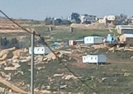 مستعمرون ينصبون بيوتا متنقلة في بيت لحم