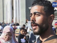 بائع ورود فلسطيني يمنح النازح في رفح الأمل والتفاؤل والرائحة الزكية
