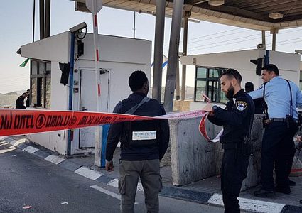 إصابة ثلاثة شبان برصاص الاحتلال قرب حاجز الزعيم شرق القدس المحتلة