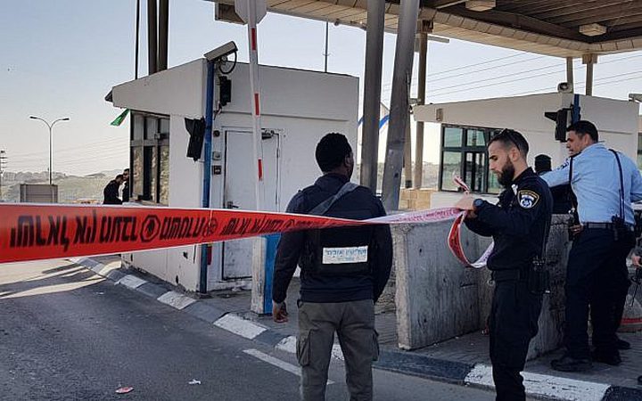 إصابة ثلاثة شبان برصاص الاحتلال قرب حاجز الزعيم شرق القدس المحتلة
