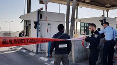 إصابة ثلاثة شبان برصاص الاحتلال قرب حاجز الزعيم شرق القدس المحتلة