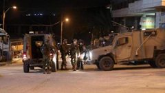 الاحتلال يشدد إجراءاته في عدة أحياء من الخليل وينكل بالمواطنين