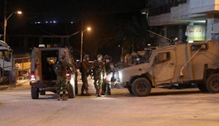 الاحتلال يشدد إجراءاته في عدة أحياء من الخليل وينكل بالمواطنين
