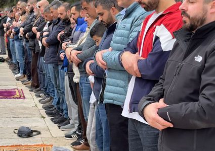 فلسطينيون يؤدون صلاة الجمعة في المسجد الأقصى المبارك رغم إجراءات الاحتلال