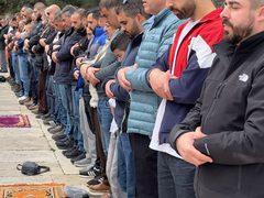 فلسطينيون يؤدون صلاة الجمعة في المسجد الأقصى المبارك رغم إجراءات الاحتلال
