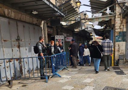 الاحتلال يعتدي على المصلين بالضرب ويعتقل طفلا عند باب الأسباط بالمسجد الأقصى