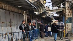 الاحتلال يعتدي على المصلين بالضرب ويعتقل طفلا عند باب الأسباط بالمسجد الأقصى