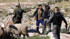 مستوطنون يعتدون على رعاة أغنام جنوب الخليل