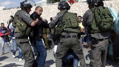 قوات الاحتلال تعتقل ثلاثة أشقاء من نحالين غرب بيت لحم