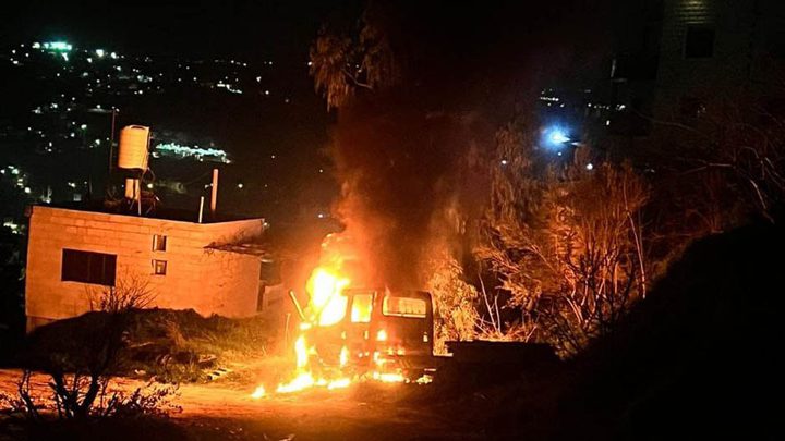 مستوطنون يحرقون مركبة في بورين جنوب نابلس