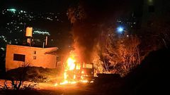 مستوطنون يحرقون مركبة في بورين جنوب نابلس