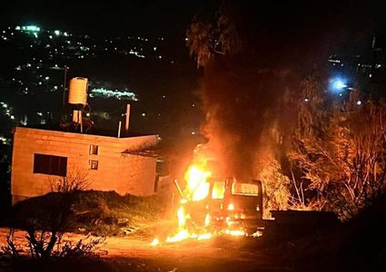 مستوطنون يحرقون مركبة في بورين جنوب نابلس