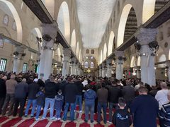 فلسطينيون يؤدون صلاة الجمعة في المسجد الأقصى المبارك رغم إجراءات الاحتلال