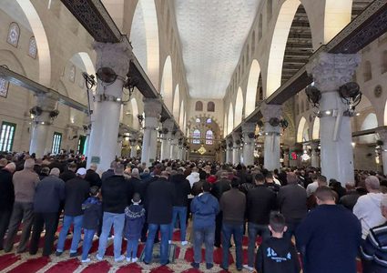 فلسطينيون يؤدون صلاة الجمعة في المسجد الأقصى المبارك رغم إجراءات الاحتلال