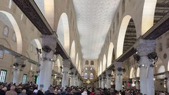 فلسطينيون يؤدون صلاة الجمعة في المسجد الأقصى المبارك رغم إجراءات الاحتلال